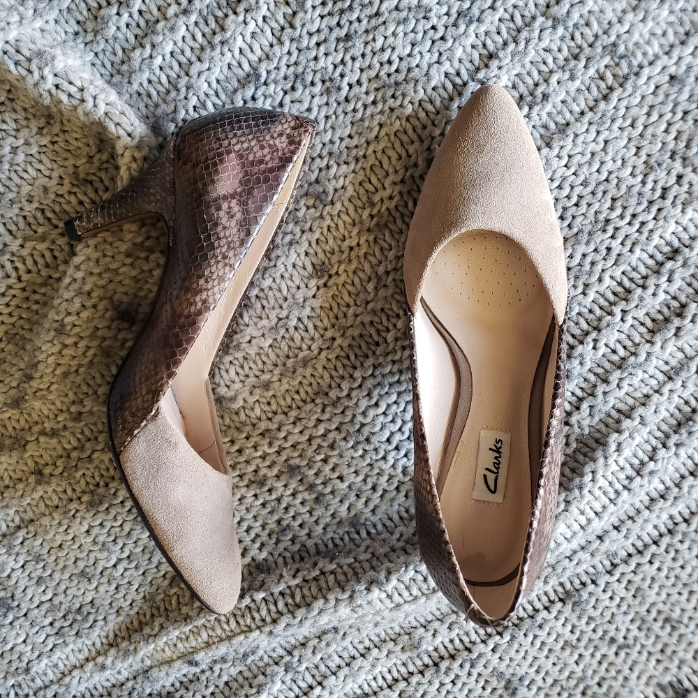 Clarks Narrative Grey Taupe Snakeskin Pumps 6.5